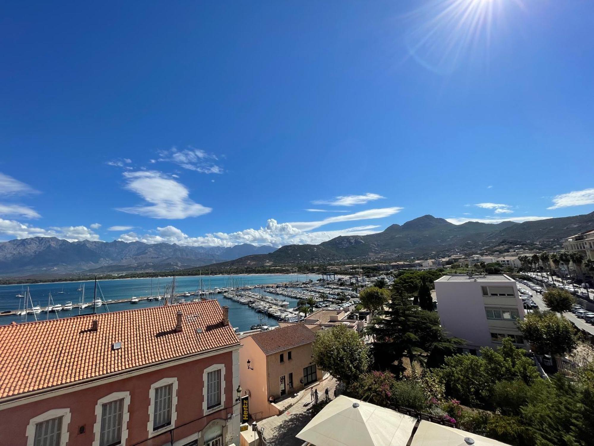 Calvi T2 climatisé, wifi, centre-ville, à proximité plage, commerces, taxi&gare, vue plage&montagne Exterior foto